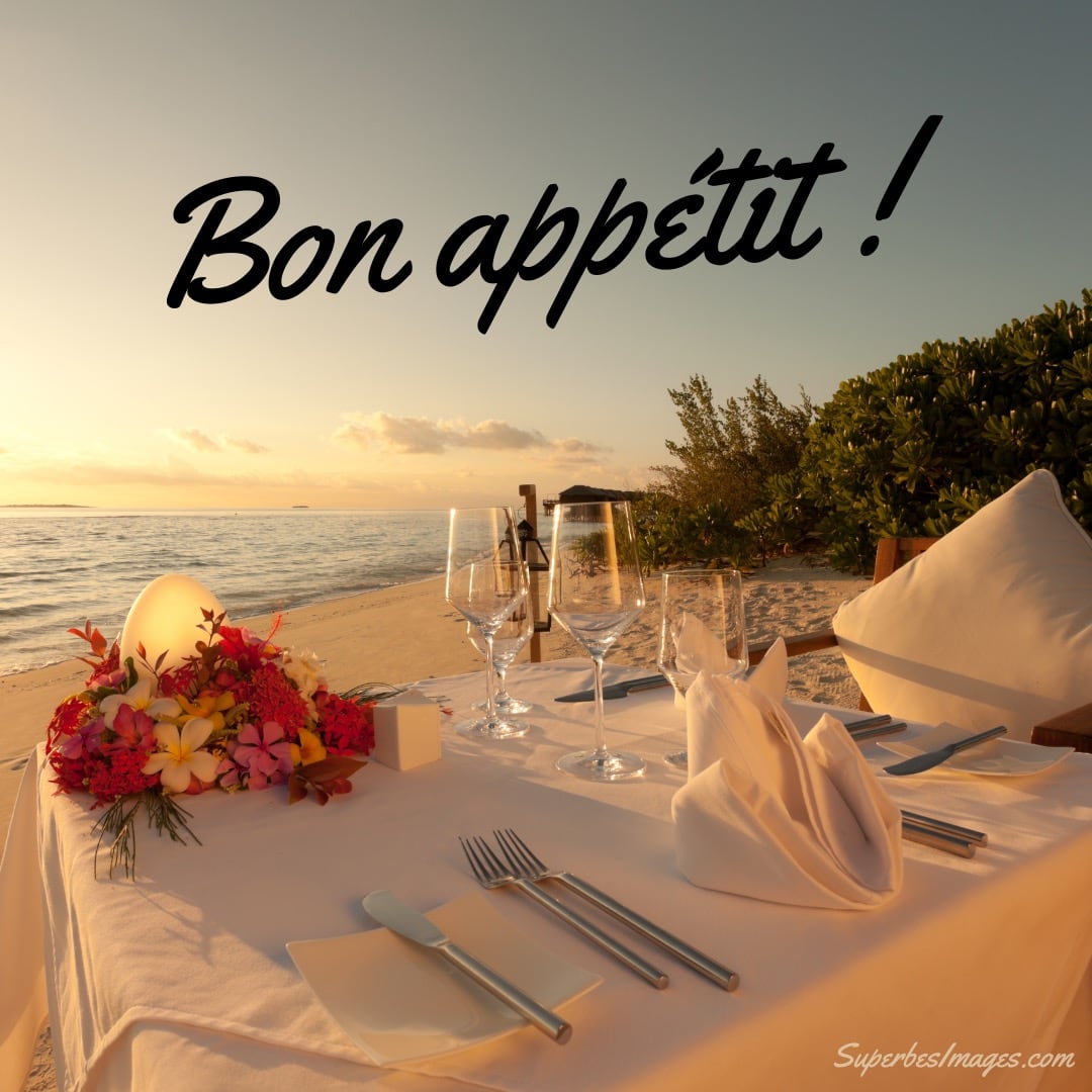 tableau pour dîner sur la plage au coucher du soleil, avec des mots : bon appétit