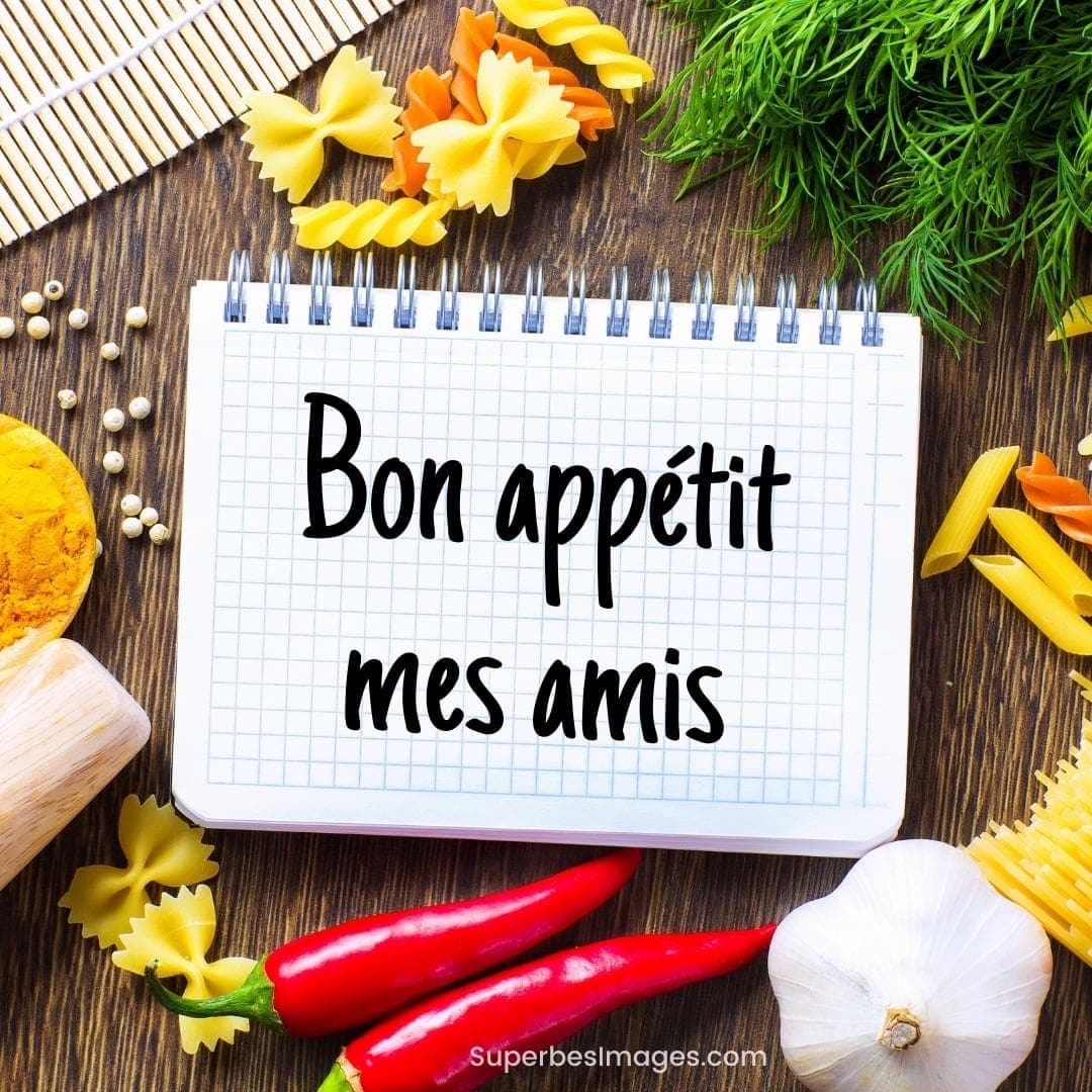 Pâtes et légumes autour d'un bloc-notes avec écriture : bon appétit mes amis