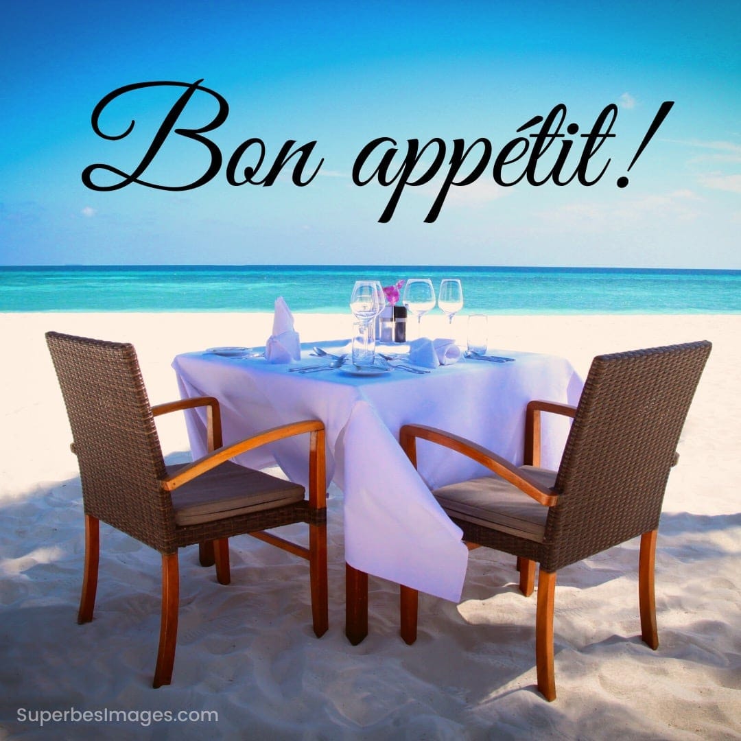 table à manger élégante sur une belle plage, avec texte : bon appétit