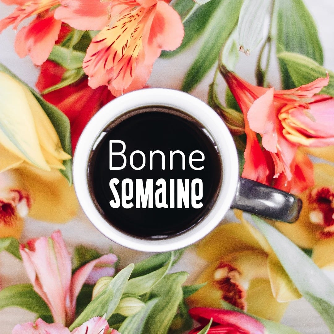 tasse de café noir avec des fleurs colorées et des mots : bonne semaine