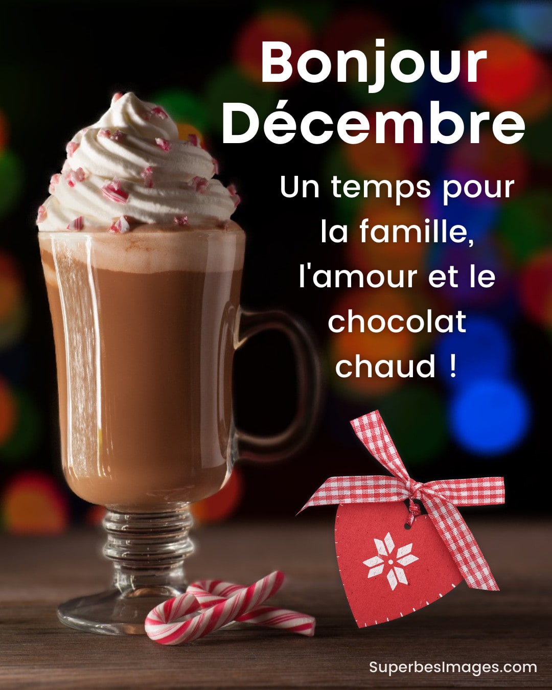 chocolat chaud avec de la crème dans un verre, avec texte bonjour décembre