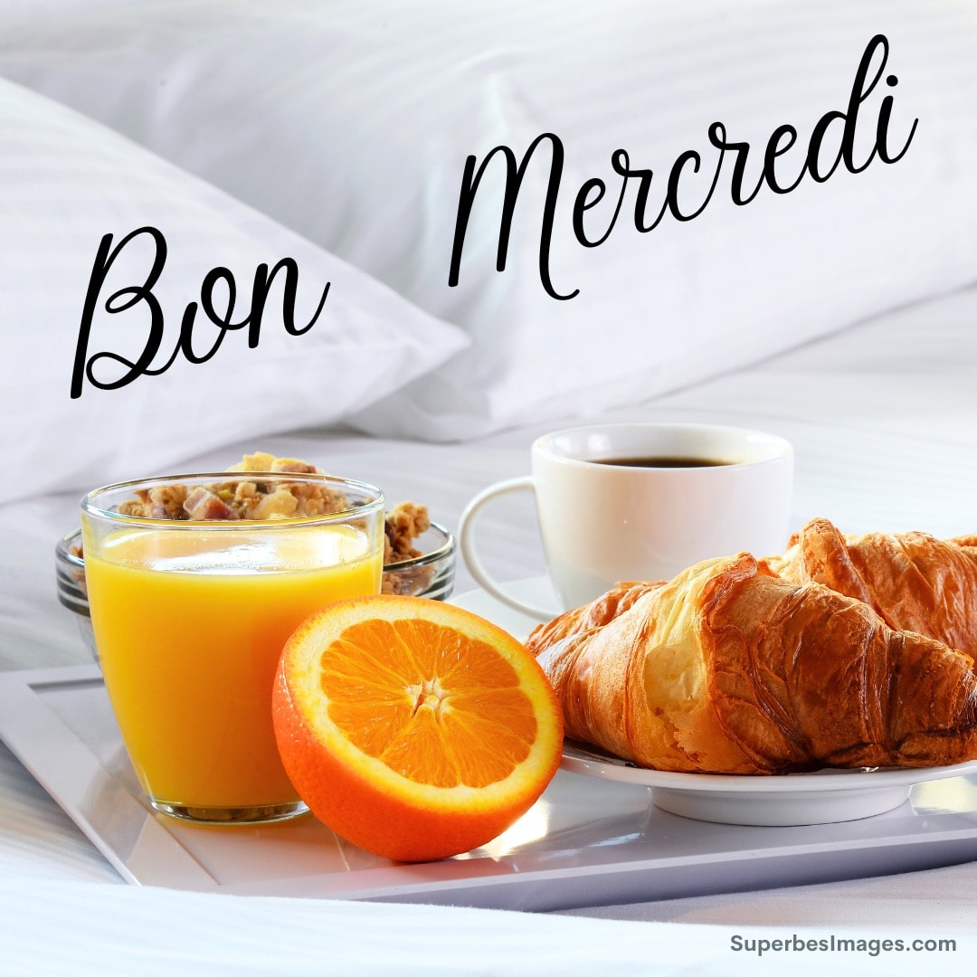 Petit déjeuner au lit avec croissants, café, jus d'orange et le mots 'Bon Mercredi'