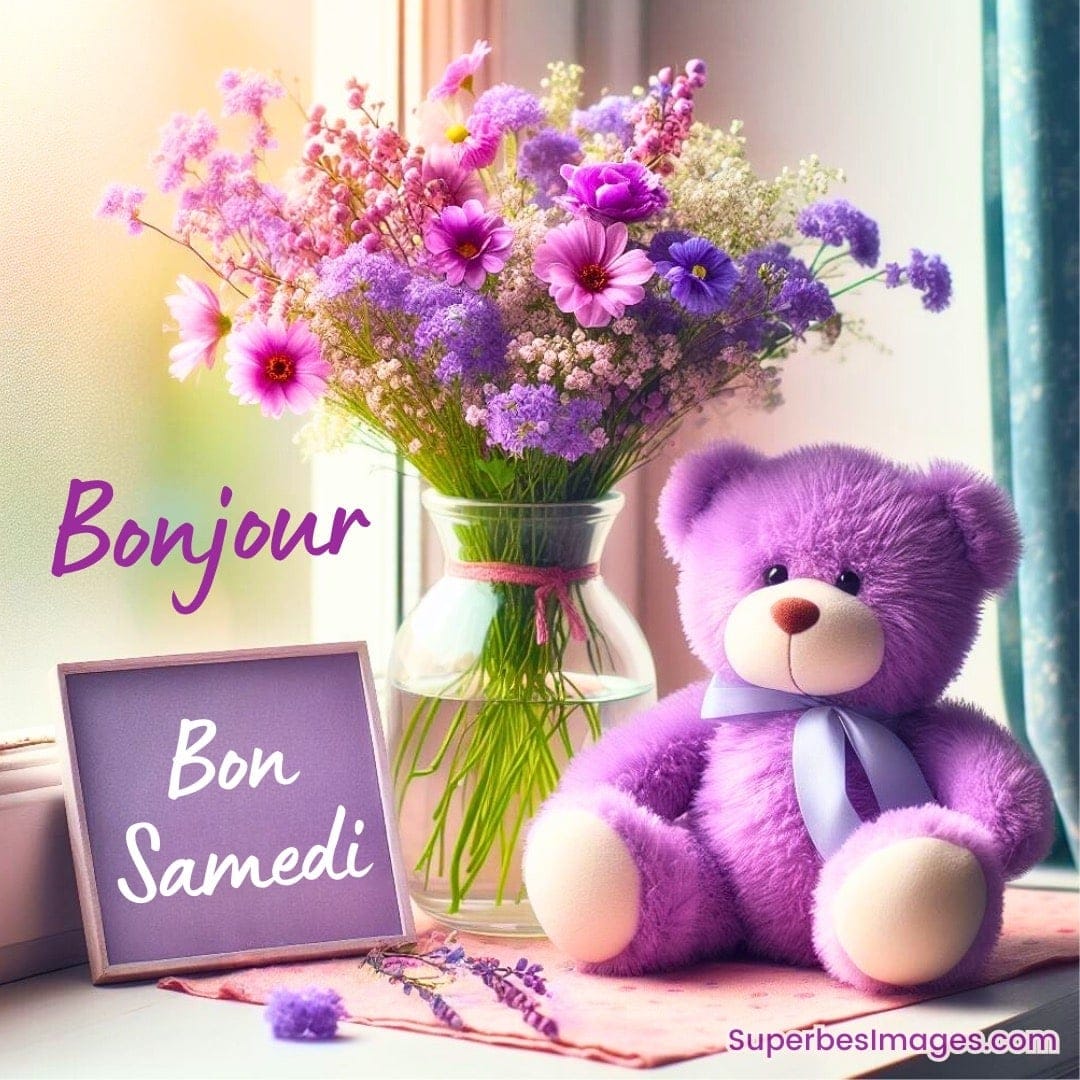 Ourson violet assis près d’un vase de fleurs mauves avec le texte « Bonjour, Bon Samedi »